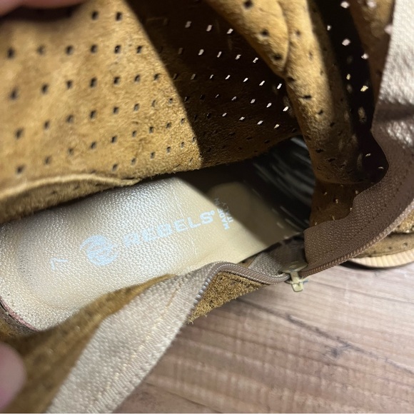 Rebels 7 women’s Boots Perforated Suede Leather Camel Square Toe Heels Wood - Picture 10 of 10